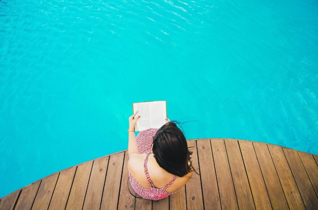 lecture au bord piscine en bois