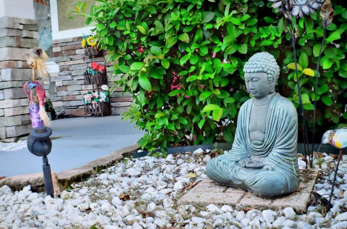 statue bouddhiste dans le jardin