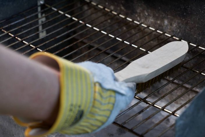 nettoyer barbecue avec une brosse